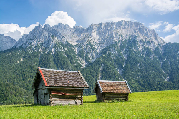 Karwendel είναι η μεγαλύτερη οροσειρά των Βορείων Άλπεων ασβεστόλιθο. Mittenwald είναι πόλη της Βαυαρίας, στη Γερμανία. - Φωτογραφία, εικόνα