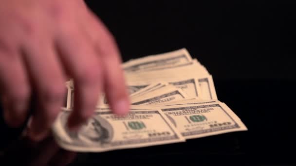 Mann wirft eine Handvoll USD-Scheine runter - Filmmaterial, Video