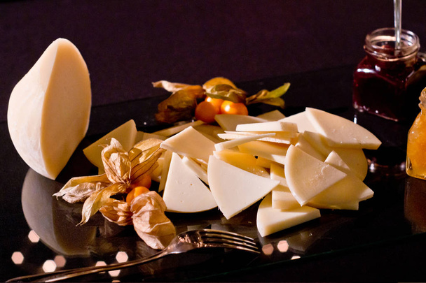 Проволонський сир і сир нарізати скибочками з цибулею гірчицею, апельсином і лимонним мармеладом
 - Фото, зображення