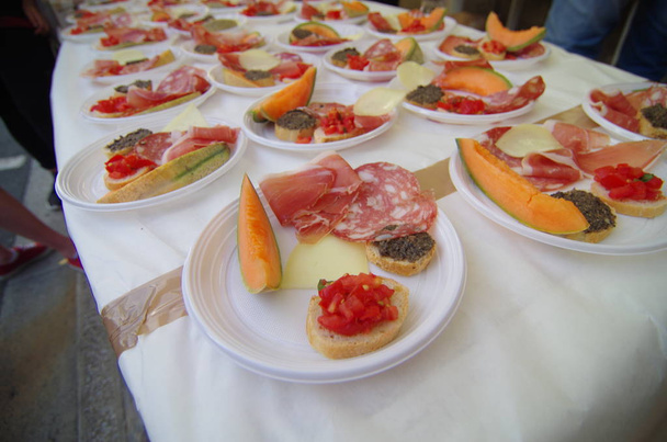 настоящий средиземноморский антипасто с мясом, ветчиной, гренками с томатным соусом и мясным соусом, сыром пекорино и дыней, готовыми к вечеринке
 - Фото, изображение