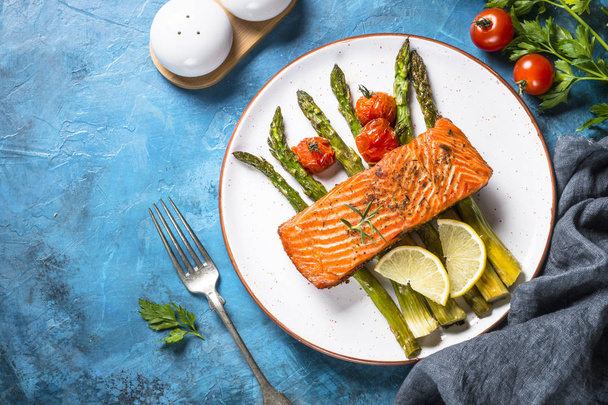 Grilled salmon fish  with asparagus and tomato.  - Photo, Image