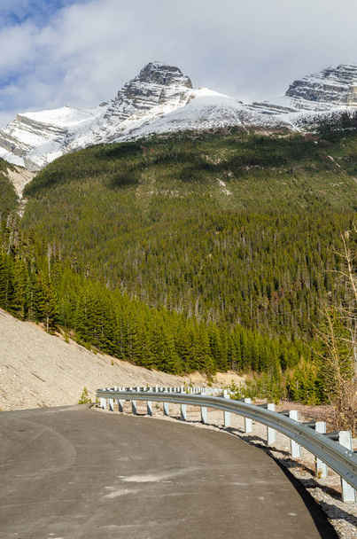 Winding Columbia ijsveld snelweg die leidt naar Jasper National Park in Alberta, Canada - Foto, afbeelding