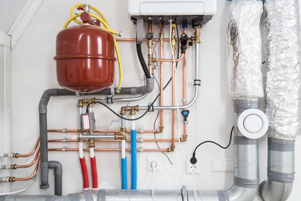 Instalación de calefacción, caldera doméstica con pompa de calor nuevo
 - Foto, Imagen
