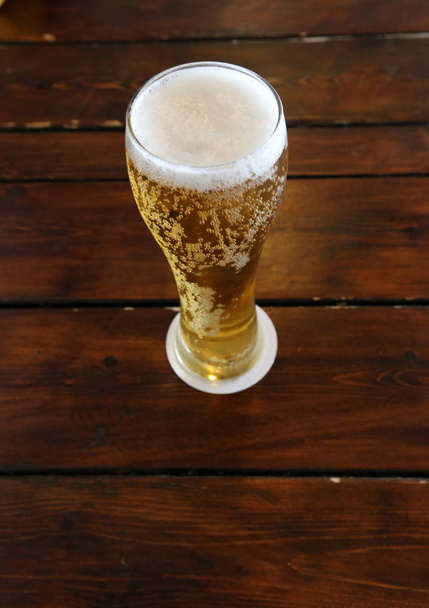 en un restaurante sobre la mesa en un vaso de cerveza fría
  - Foto, Imagen