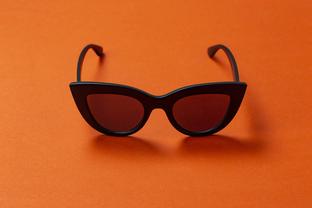 Gafas de sol retro mujer gato o zorro sobre un fondo naranja brillante. espacio para tex
 - Foto, Imagen