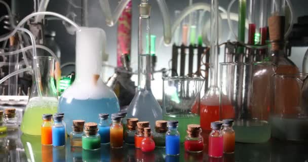薬と化学のテーマ。研究室でのソリューションでガラスフラスコをテストします。科学と医学の背景。暗調を背景にした実験室試験管,科学研究機器コンセプト - 映像、動画