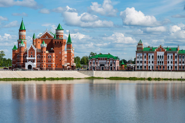 Näkymä keskiaikainen linna flaamilaiseen tyyliin ja muut julkisivut koristelu. Yoshkar-Olan keskusta, Venäjä
. - Valokuva, kuva