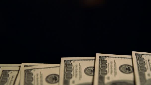 Panning volta de uma camada de notas de dólar de 100 USD
 - Filmagem, Vídeo