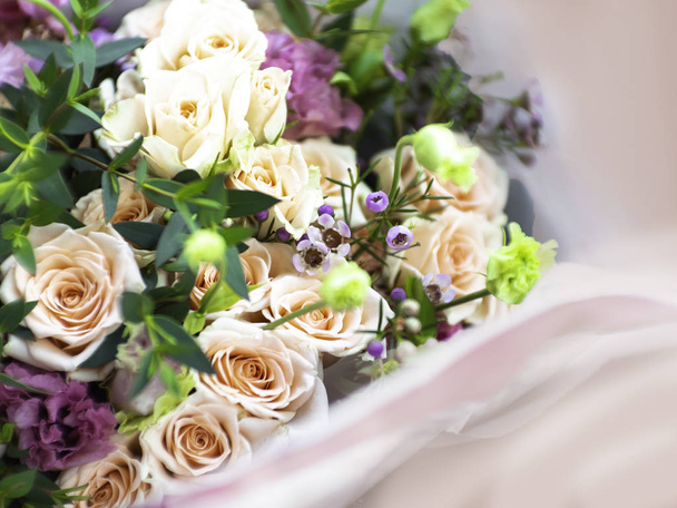 Verano floreciendo delicadas rosas sobre flores florecientes fondo festivo, pastel y suave ramo de tarjetas florales, borrosa, bokeh
 - Foto, Imagen
