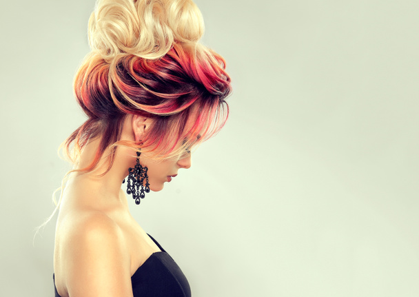 Piękny model dziewczyna z elegancką multi kolorowe fryzury. Stylowej kobiety z moda włosów kolor podświetlania. Korzenie czerwony i różowy, modne farbowanie. - Zdjęcie, obraz