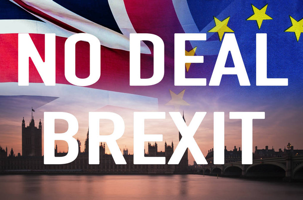 No Deal BREXIT imagem conceitual do texto sobre a imagem de Londres e bandeiras do Reino Unido e da UE simbolizando a destruição do acordo
 - Foto, Imagem