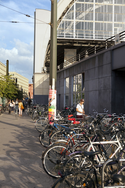 Bicicletas aparcadas en Alexanderplatz
 - Foto, Imagen