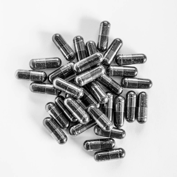 Established and dispersed black capsules - Фото, зображення