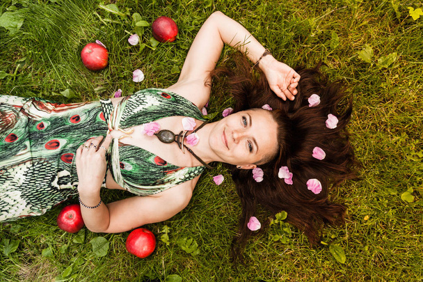sorridente ragazza alternativa dai capelli rossi con passeggiate rasate in un frutteto Sunny Apple in una giornata estiva soleggiata
 - Foto, immagini