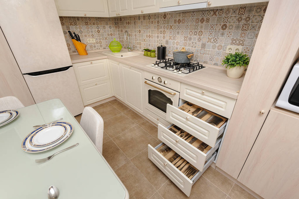 moderne beigefarbene Küche und Esszimmer - Foto, Bild
