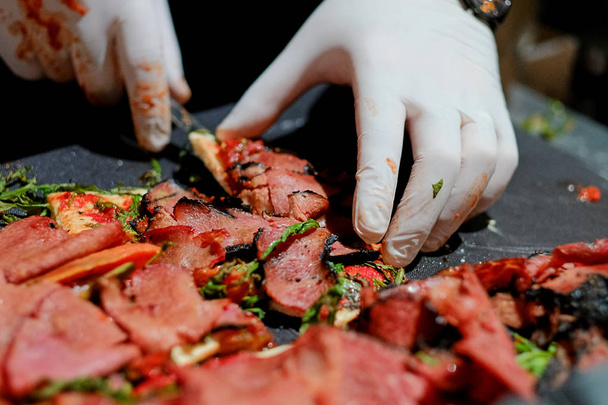 Közelről vékony füstölt hús, kenyér, a paradicsom és a Zöldek. - Fotó, kép