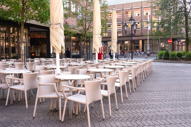 Café vazio na rua no início da manhã na cidade de Nuremberga
 - Foto, Imagem