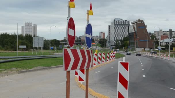 Hinweisschilder enden Kreisverkehr Straßenbau Autos fahren - Filmmaterial, Video