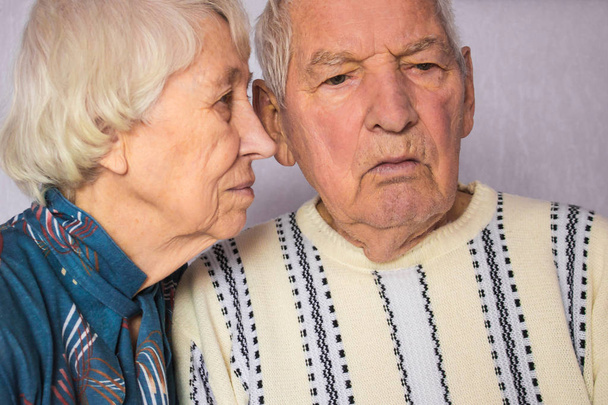 Romantyczny smutny pary staruszków siedzi blisko siebie - Zdjęcie, obraz