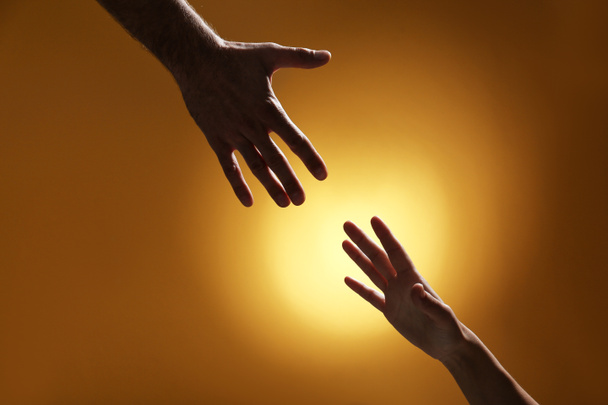 Homem estendendo a mão da mulher sobre fundo de cor, close-up. Conceito de ajuda e apoio
 - Foto, Imagem