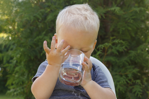 portret ładny maluch wody pitnej ze szkła w lecie środowiska - Zdjęcie, obraz