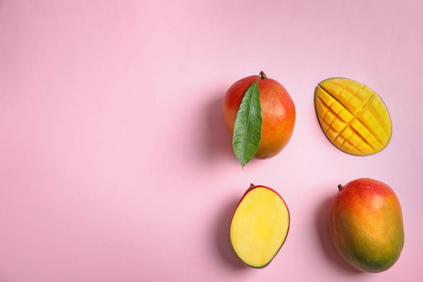 Flat lay composition with ripe mangoes and space for text on color background - Fotó, kép