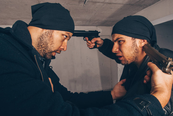 Gangsters ondervindt een gewelddadig conflict met een puntige pistool - Foto, afbeelding