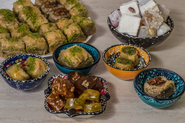 Türk lokumu baklava ve etnik yemekler tabloda çay - Fotoğraf, Görsel