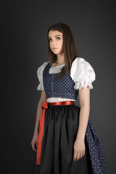 Nuori kaunis slovak nainen perinteisessä puvussa  - Valokuva, kuva