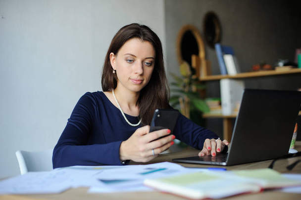 Portret poważnej bizneswoman korzystającej z laptopa w biurze - Zdjęcie, obraz