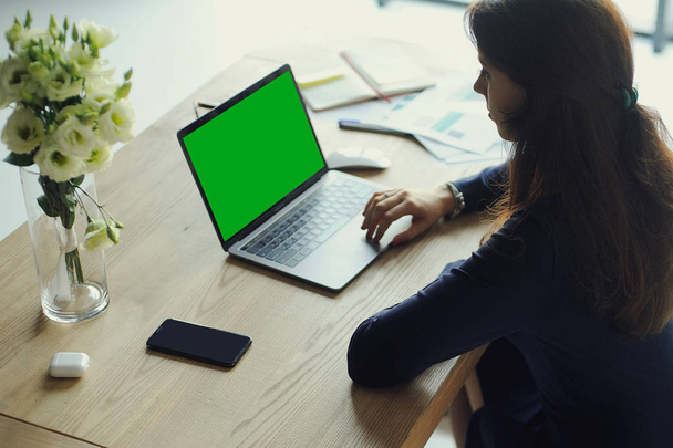 Retrato de una mujer de negocios seria usando el ordenador portátil en la oficina - Foto, Imagen