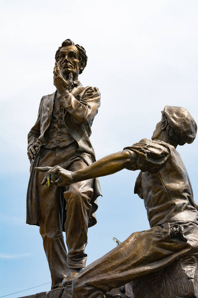 "Lincoln with Boy on Bridge" statue in Davenport, Iowa - Foto, Imagem