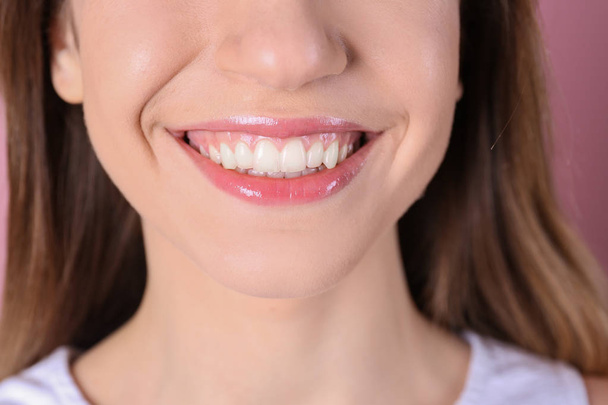 Молодая женщина с красивой улыбкой, крупным планом. Здоровые зубы
 - Фото, изображение