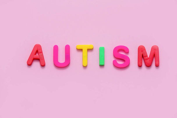 Slovo autismus na růžovém pozadí, pohled shora - Fotografie, Obrázek
