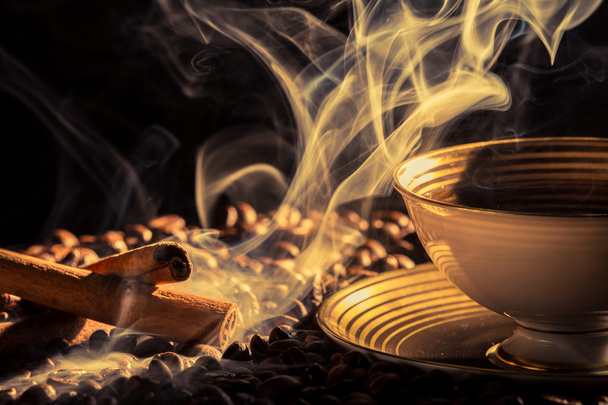 Zimtgeruch nach frisch gebrühtem Kaffee - Foto, Bild