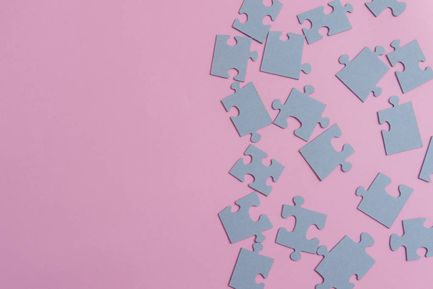 Puzzles auf rosa Hintergrund als Symbol für Autismus. Konzeptionelle Vision des Problems autistischer Kinder - Foto, Bild