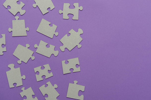 Puzzle su sfondo viola come simbolo di autismo. Visione concettuale del problema dei bambini autistici
 - Foto, immagini