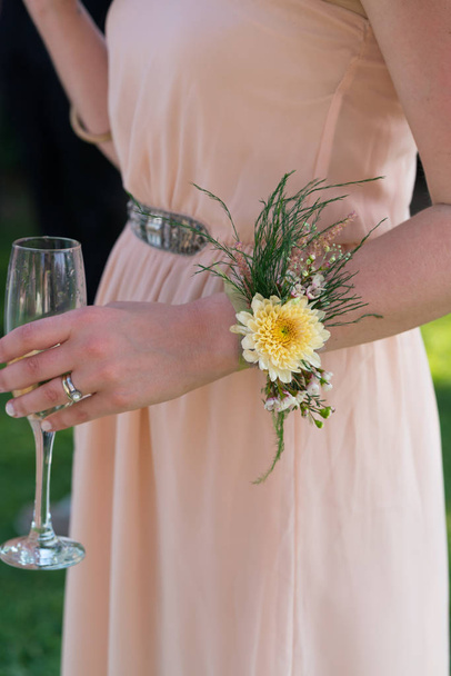 Floral βραχιόλι στο χέρι μιας γυναίκας - Φωτογραφία, εικόνα