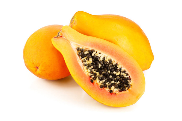 reife geschnittene Papaya isoliert auf weißem Hintergrund - Foto, Bild