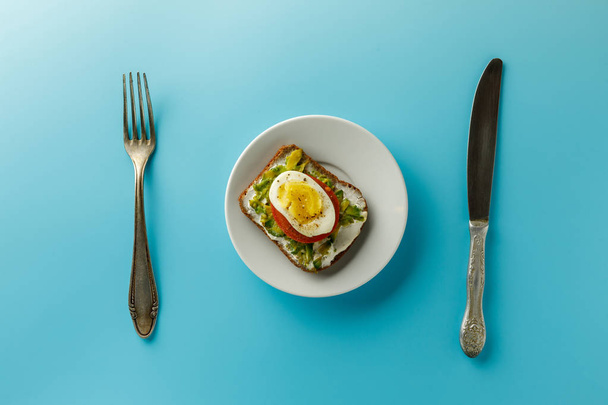 Healthy green vegetarian toast with avocado, tomato, egg. healthy eating, vegan diet concept - Foto, imagen
