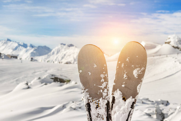 Close-up par de esquis no resort de inverno da montanha com elevador de esqui e bela montanha de inverno vista panorâmica cênica
. - Foto, Imagem