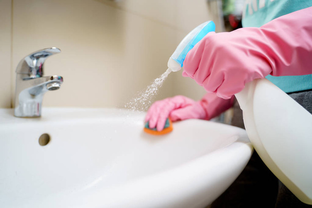お風呂の手洗いシンク ピンクのゴム手袋での手の写真 - 写真・画像