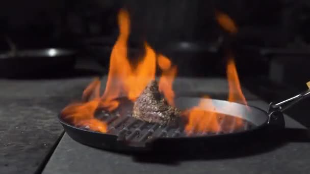 Steak de viande grillé dans une poêle
 - Séquence, vidéo