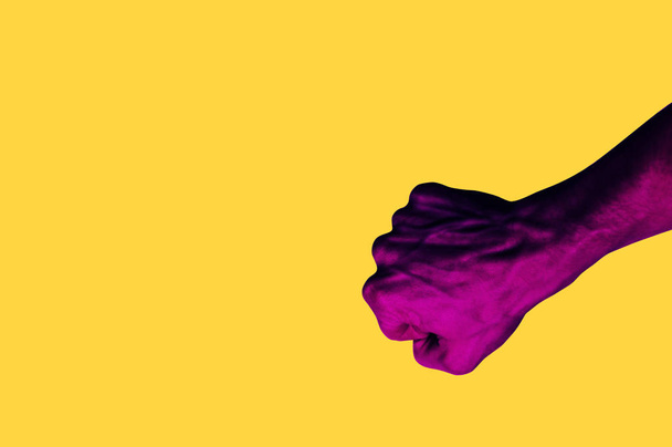 黄色の背景に分離の手の写真。ピンク手コラージュ スタイル。テキストのためのスペースを持つ明るいポップ アート テンプレート。創造的なミニマルな背景. - 写真・画像