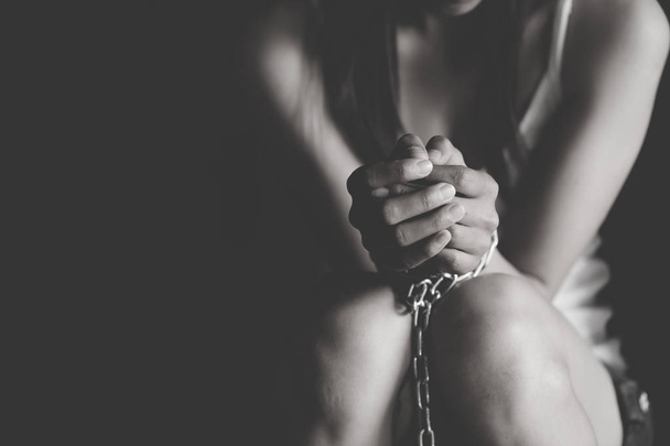 Σκλάβος της γυναίκας χέρια δεμένο με αλυσίδα, βία κατά των γυναικών, παραβιάσεις των ανθρωπίνων δικαιωμάτων, εμπορία ανθρώπων, παγκόσμια ημέρα της γυναίκας. - Φωτογραφία, εικόνα