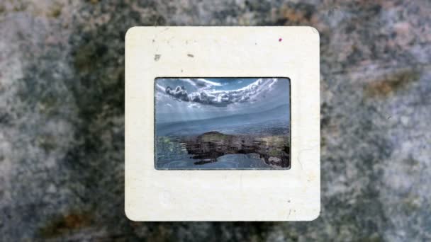 Montagnes étonnantes reflétées dans l'eau sur film de diapositive vintage - Séquence, vidéo
