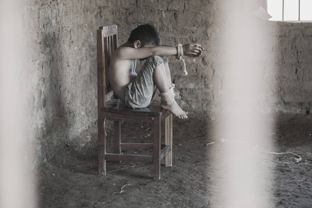 De kind-hand vastgebonden met een touw, de rechten van de mens, slachtoffers van mensenhandel, geweld tegen kinderen, dag International tegen mensenhandel - Foto, afbeelding