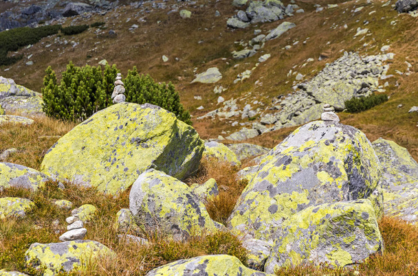 Hiking in High Tatras Mountains (Vysoke Tatry), Slovakia. Balancing stones seen in Mlynicka Valley on the way to Skok waterfall (1789m) - Foto, Imagen