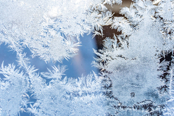 Nahaufnahme Foto von Details in Raureif am Fenster an einem sonnigen Wintertag - abstrakter Hintergrund mit Muster - Foto, Bild