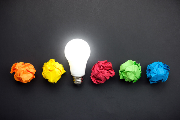 Great idea concept with crumpled colorful paper and light bulb - Foto, immagini